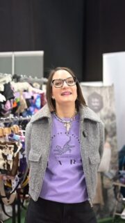 Itt vagyunk a @babamamaexpo a @picipiac vásáron, és ez kicsit olyan, mint visszatérni a kezdetekhez! Akik nem olyan régen csatlakoztak a márkához azok egy kiforrott, nőknek és anyukáknak tervezett divatmárkával találkoztak, pedig a brand mai koncepcióját a hordozáshoz tervezett táskák alapozták meg. Ma már 10 éves múlt a lányom, akinek hordozásához 2015-16-ban nem találtam számomra megfelelően praktikus és divatos táskát. Így született meg elsőként a hordozós övtáska, majd a variálható hátizsák. Később pedig, ahogy nőttek a gyerekek, változott az én és a vásárlóim élethelyzete, úgy bővült a kínálat a megfelelő táskákkal. /// #lillaselleibags #mamiserpa #hungarianbags #brandstorytelling #brandstory #mylife #mybrand mmybrandstory