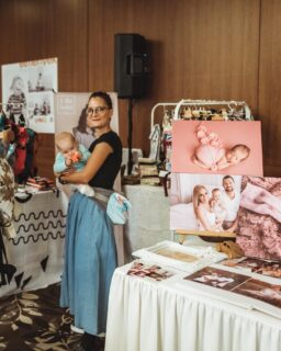 Szeretünk vásározni, mert ilyenkor van lehetőség beszélgetni az ismerős törzsvásárlókkal, személyesen megismerni a webshopból eddig csak online vásárlókat, és teljesen új rajongókat szerezni, mint például az a leendő anyuka, aki ma fülig erő szájjal távozott egy EXTRA gördeszkás hátizsákkal!  Egész hétvégén @picipiac a @babamamaexpo rendezvényén vagyunk, gyűjtjük az offline élményeket! Gyertek Ti is! /// #lillaselleibags #mamiserpa