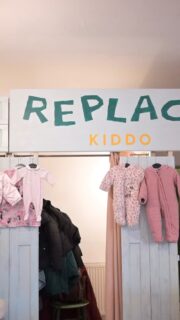 Az Európai Hulladékcsökkentési Hét keretén belül tartottunk pénztárca pimpelő workshopot a @replaccbutik falai között. A jelentkezők egyszínű pénztárcára készíthettek felcsatolható és cserélhető dekorációkat maradék anyagokból. /// #lillaselleibags #mamiserpa #zerowasteworkshop #makeyourownpurse