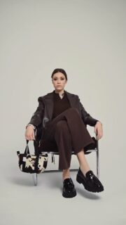 Micsoda év volt! ✨

Év elején egy különleges műszörme kollekcióval 🐄 indítottunk, aztán terveztünk közös, tavasz-nyári kollekciót Zubor Rozi írónővel 📚🌸, majd jött egy saját minta a @sportzonese lány versenyzőinek 🚲, aztán egy anyák napi kollekció a @shedocosmetics márkával 🪻, majd az elfogadás és sokszínűség jegyében a LoveLines csíkos minta 🏳️‍🌈, amit egy exkluzív skybarban mutattuk be, workshoppal és tombolával fűszerezve.  Az őszi-téli Cheers, Anyukám! mintáját 🍾 egy bulival ünnepeltük, majd az év utolsó kapszulakollekciója a kutyamamik körül forgott 🐾 Közben idén megrendezzük az első LSB #secondhand vásárt 🎁, ahol egymástól vehettetek jutányos áron #preloved darabokat, közben voltam snowboardozni 🏂, és teszteltem a legújabb termékeinket, a kesztyűket 🧤és a sherpa pulcsit. Fotóztunk sok helyen 📷, például egy mediterrán hangulatú sorozatot a váci piacon, Rozival a Duna-parton. Részt vehettünk partnerünk, a @hungariapezsgo 70. szülinapi buliján 🍾 Őszre kész lett egy másik idei termékújdonságunk, a softshell dzsekik! Tartottunk workshopot a @rad_hungary eseményen is, és ott voltunk az első kutyás designer vasárunkon is @neverjustadog_ Rebekával - @budapets.market 🐶 Olyan szuper nőkkel dolgozhattunk egész évben együtt, mint @ilovedunakanyar @kormosom @zuborrozi @zsofiahamori @kyratabori @noraengel @kleripetra_ @emarinepool @gloria.makeup.artist @moni_monostori_makeup @andilucalorincz @orsischmidt @utazoanya @rebekapozsonyi @annakissgyongyosi @marti_fotoz @mondics_anna @eszter.varkonyi_ valamint Dóri, Dea és Ivett És persze a legcsodálatosabb VIP Kollektíva törzsvásárlókkal!