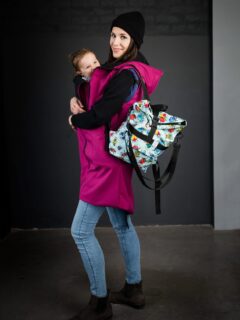 A VIP csoportban felmerült a kérdés, melyik táskánk jó hordozáshoz, melyiket ajánljuk mi és a felhasználók? De pár hete egy ilyen kérdés jött az Instagramon is: “Van-e kifejezetten hordozáshoz készített táskánk?” Nos, ma már egy 13 és 10 éves gyerek anyukájaként kissé hihetetlen, de pont a hordozás hívta életre a márka jelenleg ismert arcát. A kislányom hordozása miatt készült el az oversize övtáska, majd ezt követte a variálható hátizsák, aminek ma már a továbbfejlesztett, PRO változata kapható. Ez a hátizsák viselhető háton, míg a baba elől van, és viselhető keresztbe vetve is, mikor a baba már hátra került. Az övtáska hordható hagyományosan derékon, de 1,5 méter hosszú pántjának köszönhetően akár keresztbe is, hátul, a hordozó body része fölött elvezetve. Az övtáska oversize mérete pedig lehetővé teszi, hogy minden fontos dolog nálunk legyen: a mosható pelenkától a kulcscsomónkig!

A hordozós táskákat pedig a hordozós betéttel (és kismama betéttel is bővíthető) kiegészítheti a hosszú fazonú mellényünk - lásd padlizsán, türkiz színben és fekete - szajkó mintában a képeken. /// #lillaselleibags #mamiserpa #hordozás #anyaság #táskahordozás