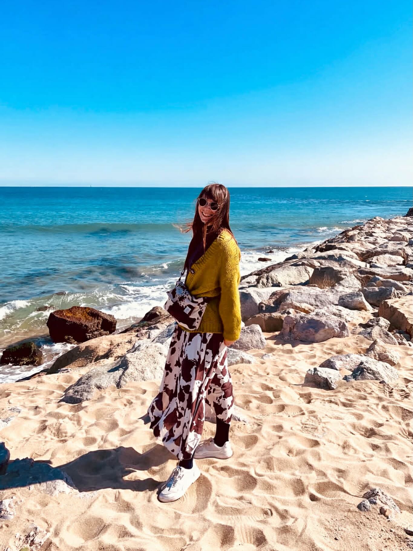 Dorka Barcelonából jelentkezett be ezzel a képpel. Sok MOOOD táskavásárló beszerzett tehénmintás cipőt, de Dorka továbbment, és Vinteden lőtte ezt a matchy-matchy szoknyát kedvenc koktéltáskájához. /// #summerinbarcelona #lillaselleibags #cowpattern