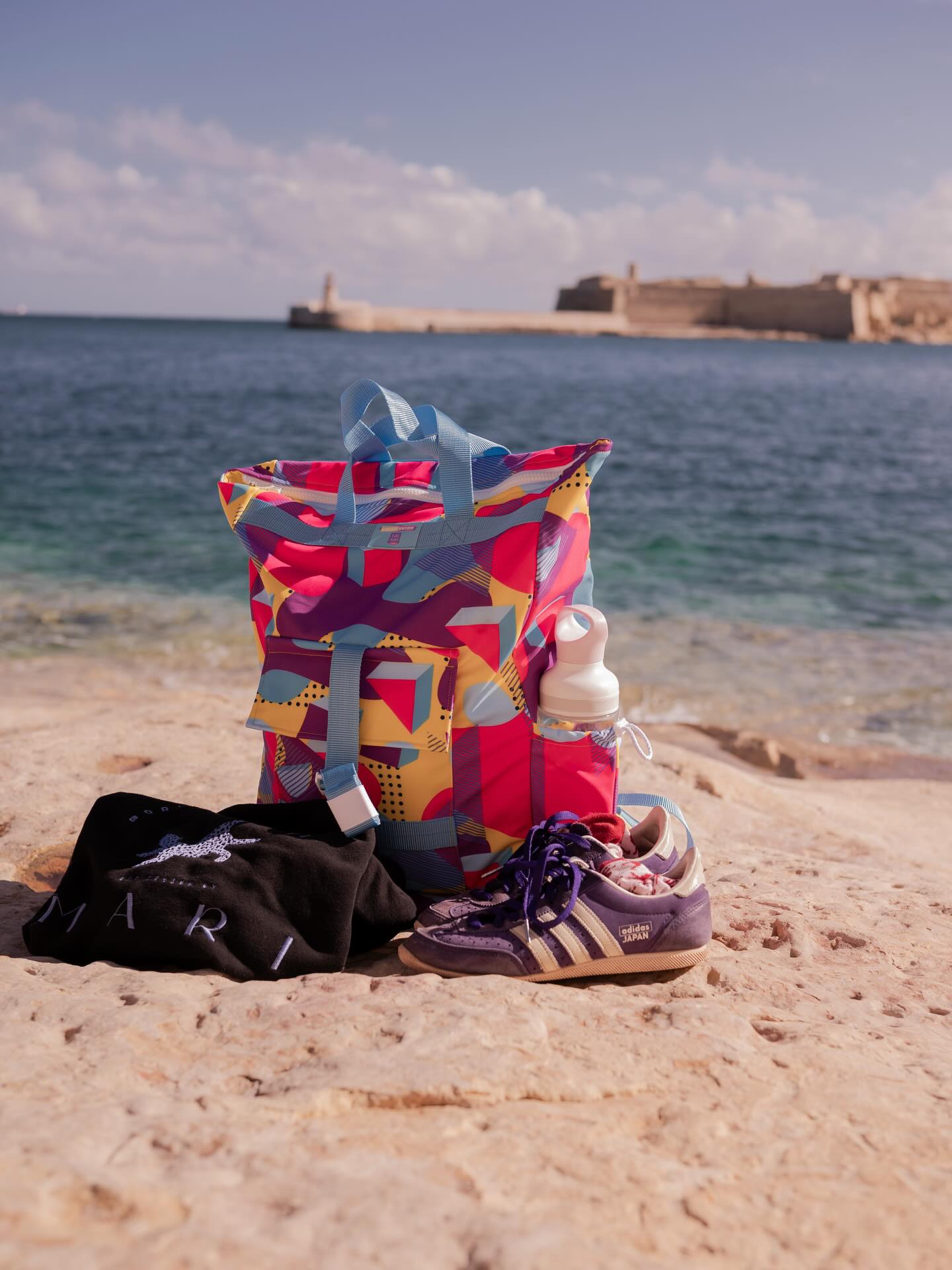 Éppen Máltán teszteljük a #lillaselleibags x @beledestemmozifilm kollekció hátizsákját — és mit mondhatnánk? A napsütés és a tengerpart is jól áll neki! ☀️🌊
Ha te is beleszerettél ebbe az új darabba, és regisztráltál a VIP bemutatóra, február 4-én a filmvetítéssel egybekötött eseményen már meg is vásárolhatod. 🎬
Lemaradtál róla? Ne aggódj! Február 5-től a webshopban, vagy a februári @picipiac vásáron is beszerezheted a kollekció első darabjait — most először offline is! 👜✨ #beledestemmozifilm #maltavibes #sunshineandstyle #beachmood