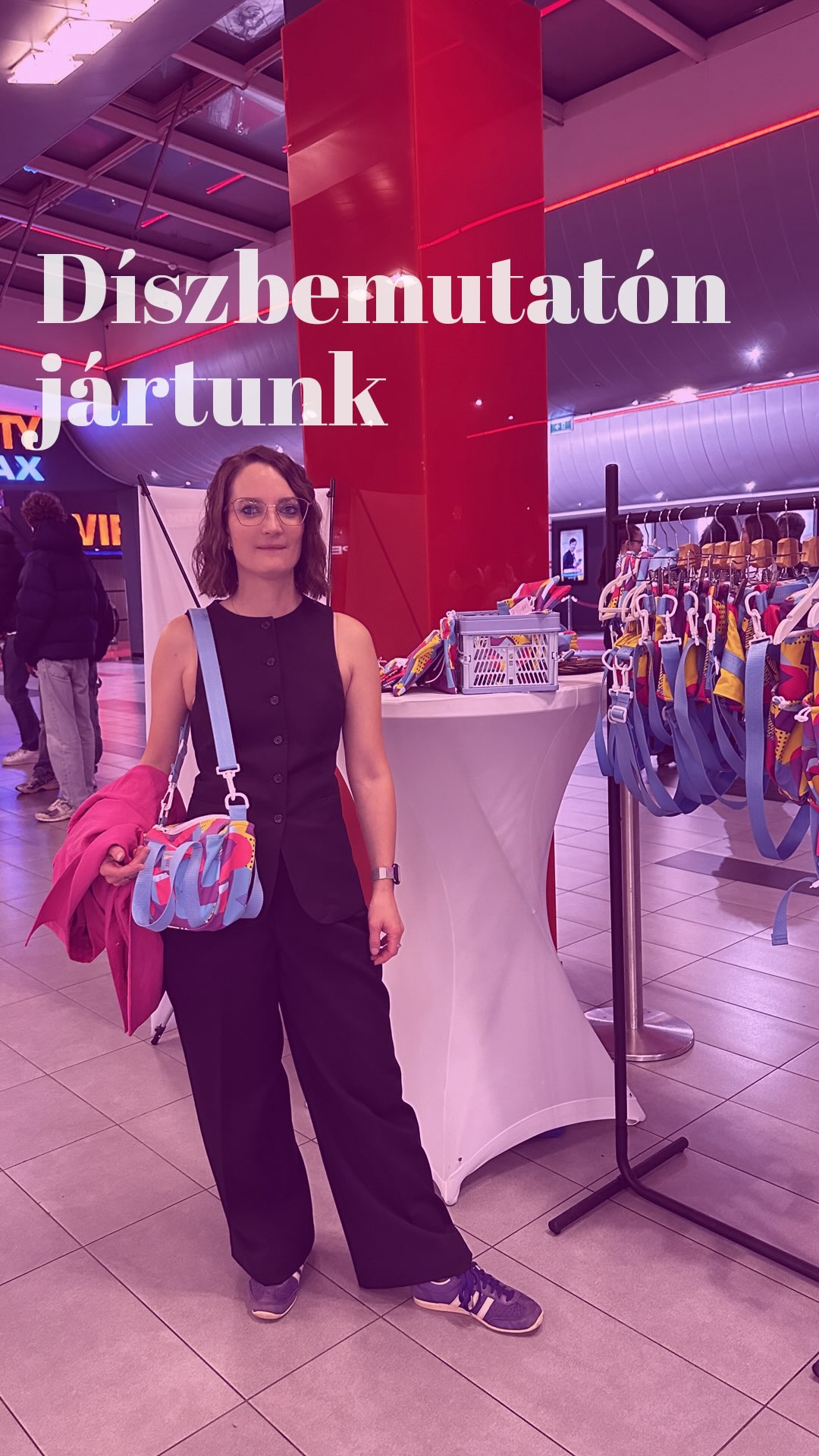 Február 10-én a @beledestemmozifilm díszbemutatóján jártunk, ahol a meghívott közönség a rendezővel és a szereplőkkel együtt nevethette végig a csaknem 90 perces, romantikus vígjátékot. Mint a film partnerei és a kapszulakollekció megalkotói, lehetőséget kaptunk, hogy a többi partner mellett mi is bemutatkozzunk a vörös szőnyeges este forgatagában.

Egy elegáns állványon sorakoztak fel a táskáink – a praktikus hátizsákoktól a különleges kézitáskákig –, hogy testközelből is megmutassuk, hogyan találkozik a ’90-es évek hangulata a mai designnal. Az eseményen @tetkosom Vivi a modellünk, és @kleripetra_ a kampány sminkese is felbukkant a standunk körül. /// #lillaselleibags #hungarianbags #movielover #beledestem