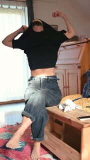 A mai program: túrázás @orsischmidt családjával itt a Vértesben, mert szerencsére rengeteg túraútvonal indul a telkünk mögül. A változó időjárásban és terepen való túrázáshoz elengedhetetlen a réteges öltözködés. Szerencsére a webshopban mindent találtok hozzá: sherpa pulcsit és softshell dzsekit, valamint EXTRA hátizsákot, amibe a felesleges ruhadarabok is elférnek! /// #lillaselleibags #mamiserpa #softshellbags #hiking #dressforhiking