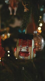 Nagyon boldog karácsonyt kívánunk minden #lillaselleibags rajongónak ezzel a karácsonyfánkról készült videóval - egy táskatervező karácsonyfa díszítés közben is táskatervező 😎 ! Csodás ünnepeket, sok táskát a fa alá (vagy mint a videóban a fára), és ígérjük, jövőre sem hagyunk Titeket vágyálmok nélkül! 🥰 /// #xmas #bags