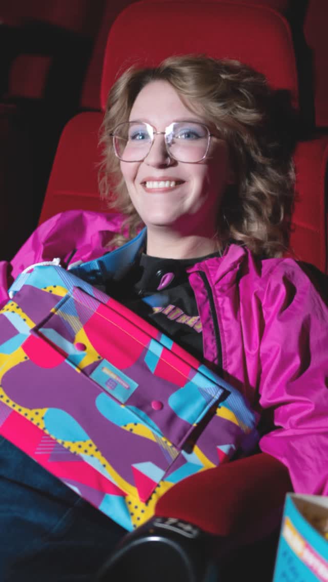 Egy teljes táskakollekciót álmodtunk Tiszeker Dániel új romkomjához, a Beléd estem mozifilmhez, amiben olyan sztárok szerepelnek, mint például Rujder Vivien és Szabó Kimmel Tamás. Nem egy egyszerű filmes merch gyűjteményről van szó, hanem valódi, dizájndarabokból álló kollekció készült. A kollekció a filmvetítéssel egybekötött februári exkluzív bemutató után a webshopban is kapható lesz! /// @beledestemmozifilm /// fotó: Lilla @lillaselleiphoto /// modell: Vivi @tetkosom /// smink: Petra @kleripetra_ /// styling: Nóri @noraengel ///#lillaselleibags #lsbbeledestem #beledestemmozifilm