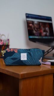 Karácsony második napjára hoztuk egy termékújdonságot kifejezetten táska- és ápiszmániás nőknek! 🙈😅 De ez a termék is több, mint tolltartó, én például a sminkecseteim kozmetikai táskán belüli rendezett tárolására használom! 😎 /// #lillaselleibags #hungarianbags #mamiserpa