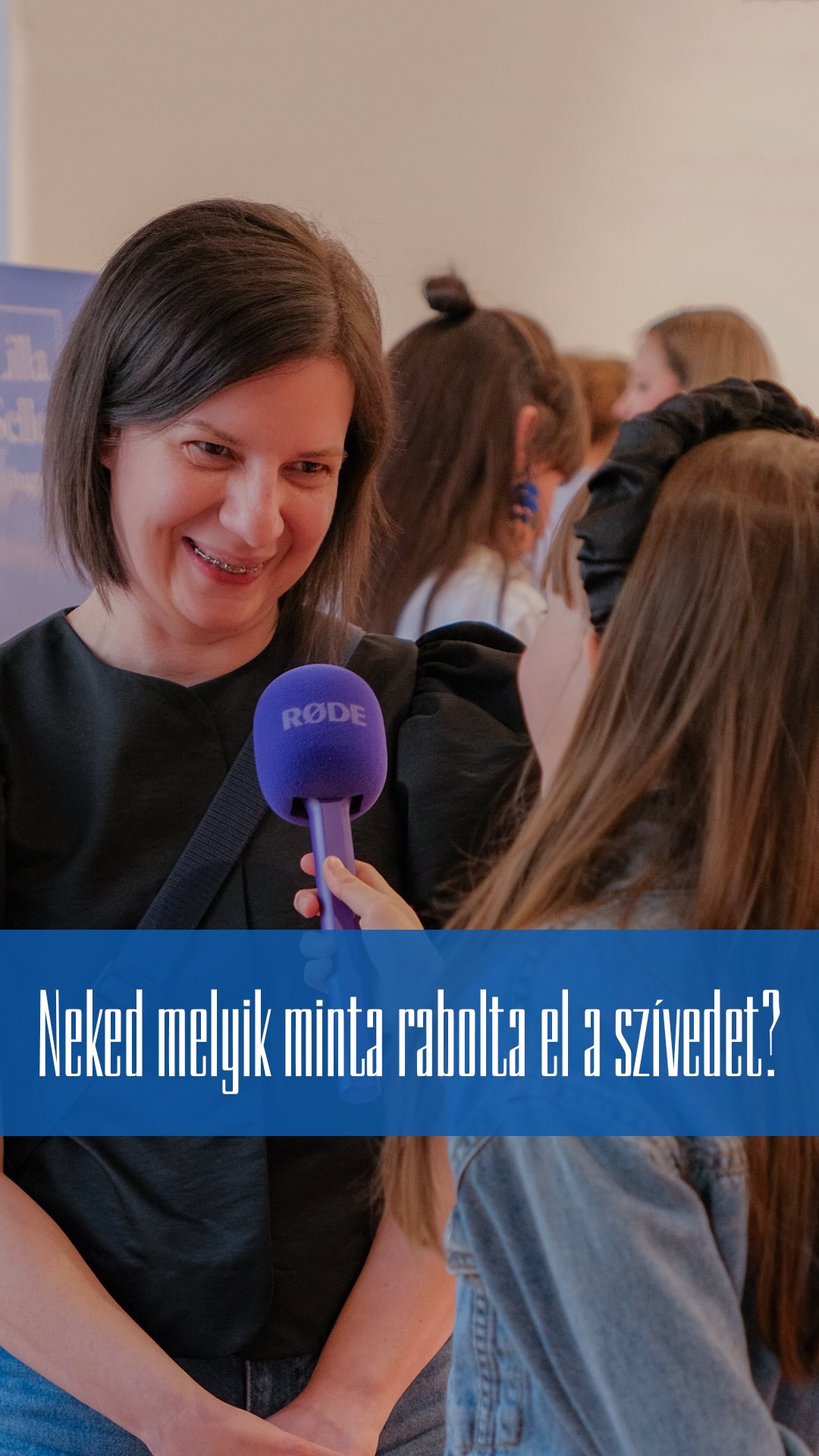 A kollekcióbulin Bora lányomnak különleges feladata volt: rövid interjúkat kellett készítenie a résztvevőkkel. Első körben azt kérdezte, melyik minta rabolta el a szívüket? @shedocosmetics Dóri, @zuborrozi Rozi, @viktoria__sipos Viki, @csepelyi_adrienn Adrienn és két vásárló, Dóra és Réka örömmel válaszoltak az ifjú riporternő kérdéseire! Az interjúkban felbukkanó pezsgőspoharakba az italt a parti #hivatalosbuborékbeszállítója a @hungariapezsgo biztosította! /// #fashioninterview #lillaselleibags @editory_budapest