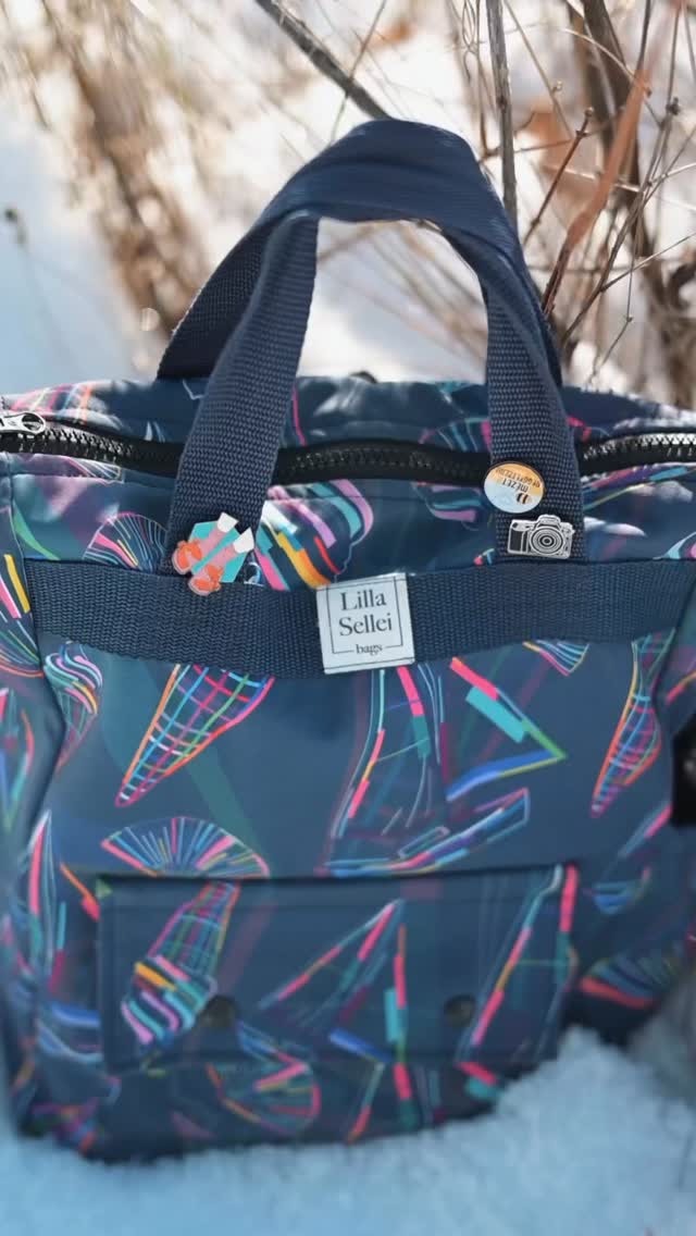 Táskáink egyedi mintás, vízlepergetős softshell anyagból készülnek. Ez nemcsak egy esős napon előny, de hóeséskor is. A sípálya alján vagy a szánkópálya szélén nyugodtan ledobhatjuk a hátizsákunkat a földre! /// #lillaselleibags #mamiserpa #softshellbags #waterproof