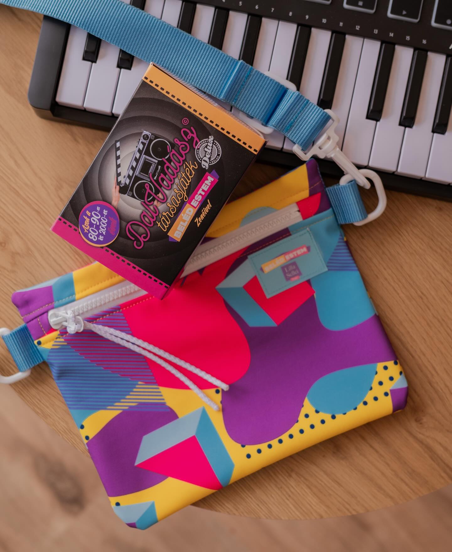 Tudtátok, hogy a @beledestemmozifilm -hez nemcsak mi készítettünk különleges termékeket? Például a népszerű Dalvadász Bulijáték is előrukkolt a film apropóján egy 80-as, 90-es és 2000-es évekre fókuszáló kiadással. Ez a verzió nyolc, a filmben felcsendülő zenét is tartalmaz! 🎬 💃🕺/// #lillaselleibags #belédestemmozifilm #dalvadász