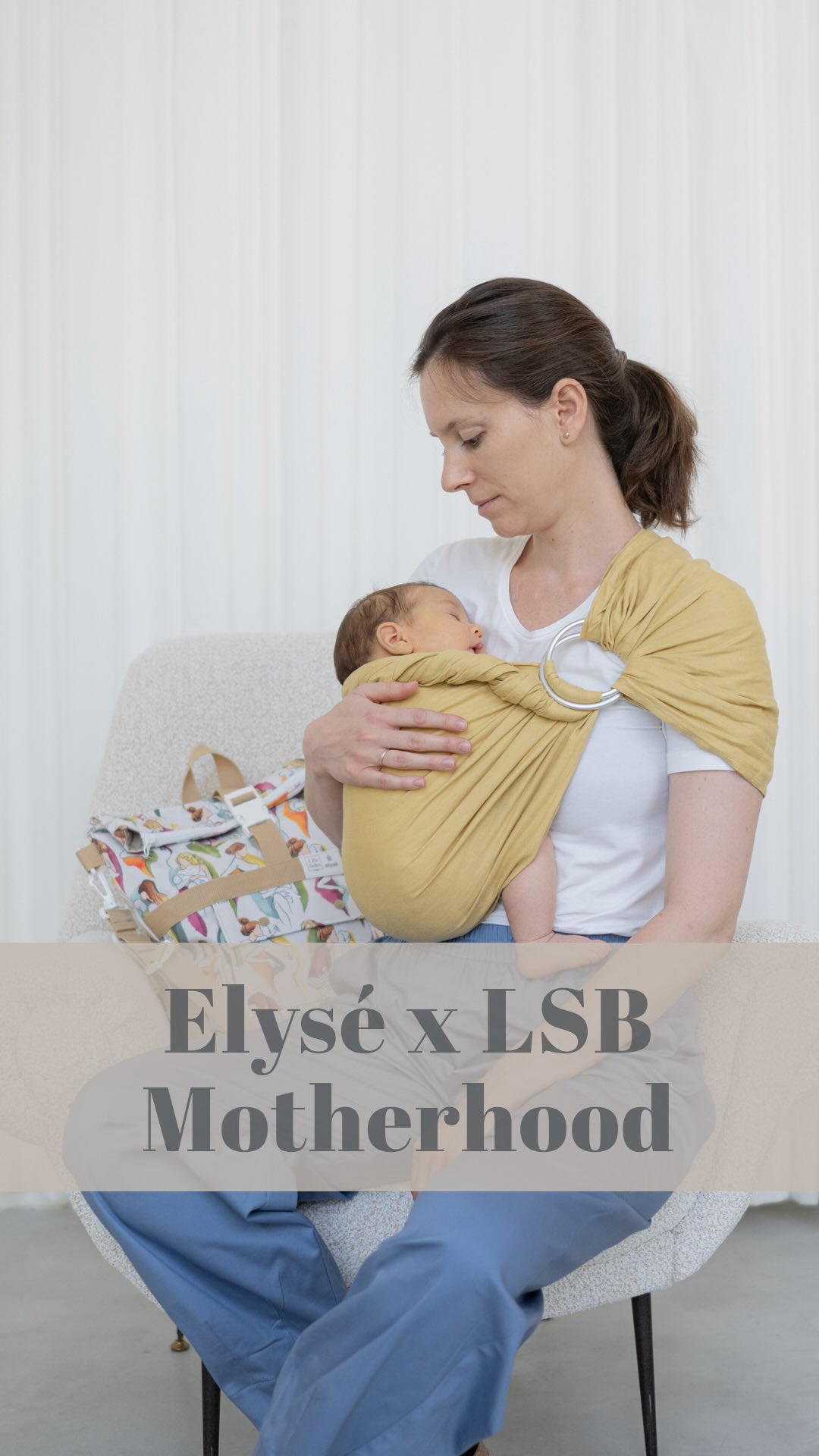 Idén az őszi-téli kollekció előtt egy nagyon különleges gyűjteménnyel jelentkezünk. Nagyon örültem, amikor a Pici Piacon Réka, az @elyseforfamily márka anyukája megkeresett azzal az ötlettel, hogy készítsünk egy közös, Motherhood nevet viselő kollekciót. A Lilla Sellei Bags története szorosan összefügg a hordozással, hiszen első táskáink is kifejezetten hordozáshoz készültek. Az Elysé x LSB Motherhood kollekciójában az anyaság különleges pillanatai alkotják a mintát, ami nemcsak hordozókon, de táskákon is elérhető, így magatokkal vihetitek később is azokat a múlandó, de szeretetteljes pillanatokat, amelyre anyaként mindig emlékezni szeretnénk. A minta megszületéséről így vallott Réka: “Vannak történetek, amelyeket egyetlen ember nem tudna elmesélni. A Motherhood is ilyen. Minden egy érzéssel kezdődött. Azzal a felismeréssel, hogy milyen gyorsan változik minden az anyaság első éveiben és hogy szinte felgyorsul az idő ilyenkor. Hónapokon át beszélgettünk Hajdú Anett illusztrátorral és Balázs Viola grafikussal. Rajzoltunk. Festettünk. Újrakezdtük. Finomítottunk. Minden apró részlet azért született, hogy végül ne csak egy mintát lássatok. Hanem egy érzést.” /// Ezúton is köszönjük @dorkalangi @ildiko_szabo85 @evi_posta @merolaura @dagnytaggart.yolo hogy modelleink voltatok! /// #lillasellribags #motherhood