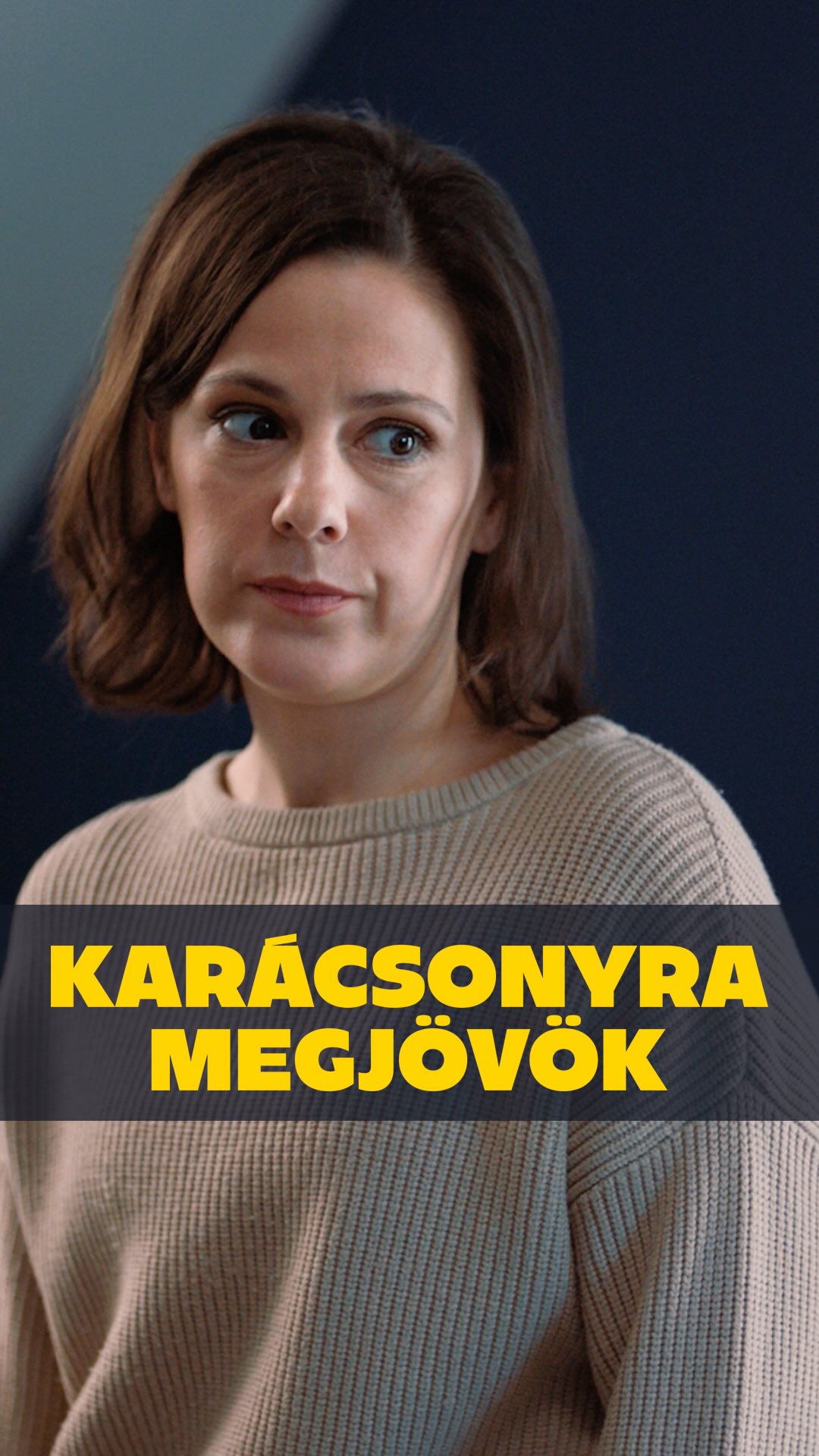 Nem is lehetett volna jobban időzíteni a @karacsonyramegjovok hosszabb trailerének a debütálását, mint szeptember első hetére, amikor a tanévkezdéssel minden anyuka kicsit úgy érzi, ezt kizárt, hogy bírni fogja! A tegnapi két, egyenként 2 órás maratoni szülőértekezlet közben én is fejben megint júliusban voltam, és csak ültem a tengerparton, és olvastam…

Nincs ezzel másképpen a Karácsonyra megjövök anyukája, Míra sem, akit Lovas Rozi alakít. Az általa megformált anyuka felfüggesztette ügyvédi praxisát, hogy minden idejét három gyerekének, a családnak és annak ügyes-bajos dolgainak szentelje. Attila középvezető egy multinál, és szerinte a háztartás vezetése nem igazi kihívás és munka. Míra évek óta nem volt pihenni, így amikor
Attila közli, hogy félkézzel is megoldja a családi feladatokat, az anya elhatározza, hogy egy
hétre elmegy nyaralni Balira…

Herendi Gábor filmje nemcsak irtó viccesnek ígérkezik, hanem tükröt tart a családoknak is - természetesen, akinek nem inge, ne vegye magára, csak nevessen! 

Hatalmas izgalom és megtiszteltetés, hogy a @vertigomediafilmek felkérésére egy kapszulakollekciót alkothattunk a filmhez!