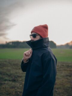 A Lilla Sellei Bags belebújós softshell széldzseki tökéletesen unisex darabok, így bátran választhatják férfiak is. A nagyobb, női méret fazonjában és bőségében nagyjából egy férfi S–M méretnek felel meg, ezért nemcsak anyáknak, hanem apáknak, pároknak, pasiknak is ideális! Rendelj neki karácsonyra! Így, ha ő is megtapasztalja a #lillaselleibags darabok praktikusságát, akkor megértőbb lesz a sokadik táska láttán is 😉😎 /// fotó: @lillaselleiphoto /// #softshellcoat #unisexcoat #windcoat