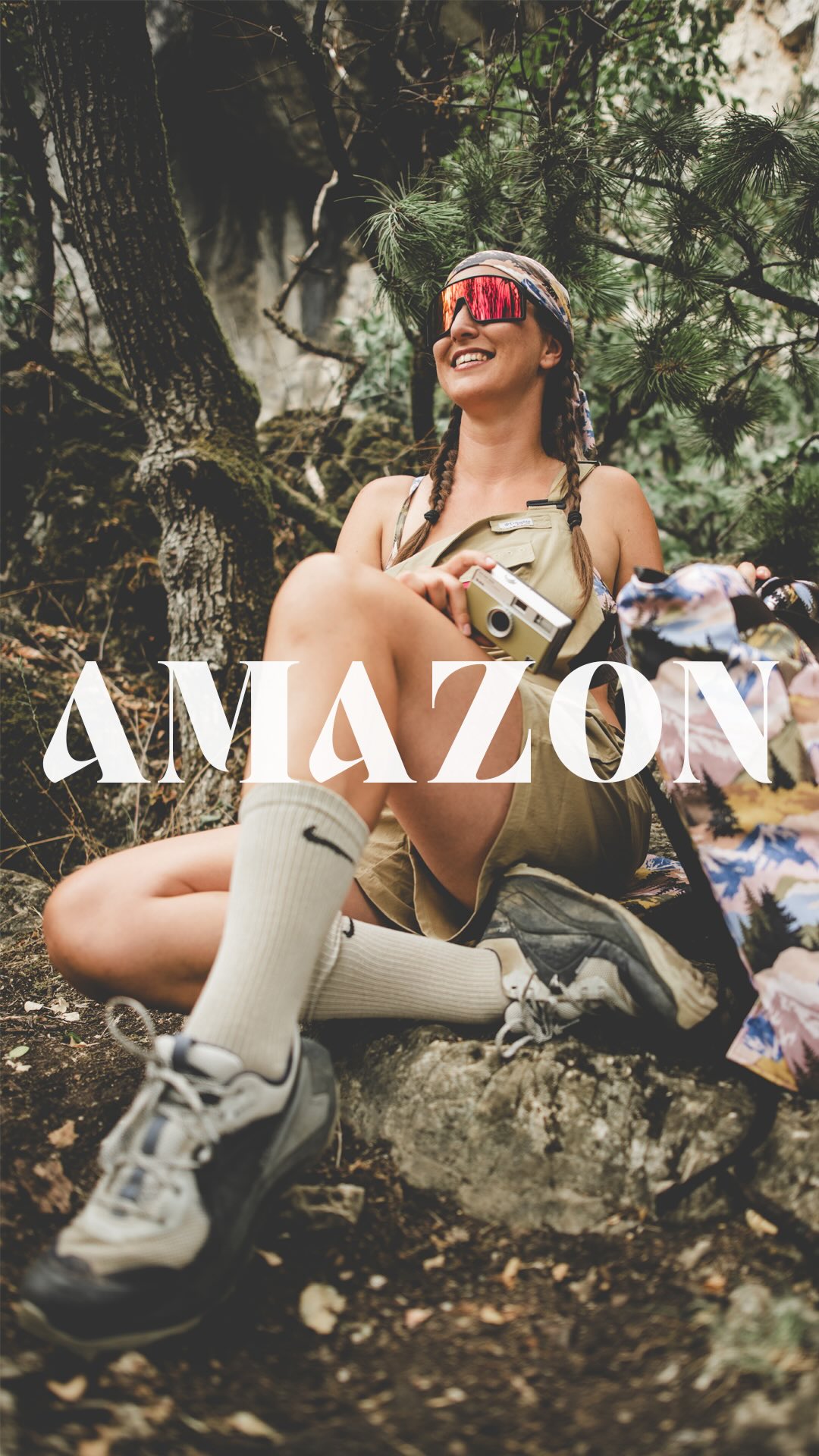 A modern amazon nem szembemegy a természettel, hanem kapcsolódik hozzá. Nem a városi stressz elől menekül az erdőbe, hanem azért megy ki, mert a sziklák, a fák és a nyílt tér közt találja meg a valódi, ösztönös önmagát. Ahogy a név is sugallja, a kollekció a modern, önálló és vagány nőt ünnepli. 

A vadonban való jelenlét egyfajta alázatra tanít, miközben önbizalmat is ad. Az AMAZON nem egyszerűen egy stílus, hanem egy döntés: a döntés amellett, hogy a stílust, a kényelmet és a kalandvágyat nem kell különválasztanunk – ezek egyszerre lehetnek jelen a mindennapjainkban. Ezt üzeni a 2026/2027-es őszi-téli kollekciónk kampányfilmje!

Stáb:
fotó, videó: @lillaselleiphoto
drónvideó: @ungvaryrobert 
styling: @noraengel
smink: @moni_monostori_makeup 
modellek: @orsischmidt és @alinahvs 
táskák: #lillaselleibags 
helyszín: Vértes - Báraczháza Barlang
