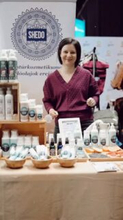 Az egyik idei legkülönlegesebb együttműködésünk, Halász Dórival, azaz a 💙🩵 @shedocosmetics 💙🩵 márkával volt. Nem először működtünk együtt, de a korábbi, nyereményjátékok után idén tavasszal egy sokkal nagyobb dobással jelentkeztünk: egy kollaborációval rukkoltunk elő! Dórinál még kaphatóak az exkluzív neszeszerek és kozmetikai táskák, ennek örömére készítettem egy kisfilmet a BabaMama Expón a standjukról 🥰 /// #softshellbags #lillaselleibags #mamiserpa #shedocosmetics #xmasgift