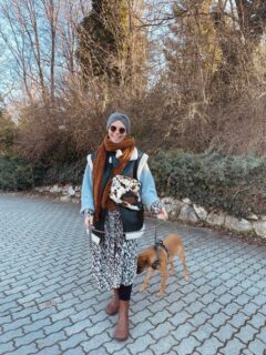 A téli szezon abszolút slágere a januárban debütált MOOOD kollekció! Köszönjük Dorkának, aki megmutatja, hogyan lehet hétköznapi szettekhez viselni. Nem kell nagy esemény koktéltáskáink viseléséhez, egy olyan mindennapos tevékenység is tökéletes, mint amilyen egy kutyasétáltatás! /// #lillaselleibags #cowprint