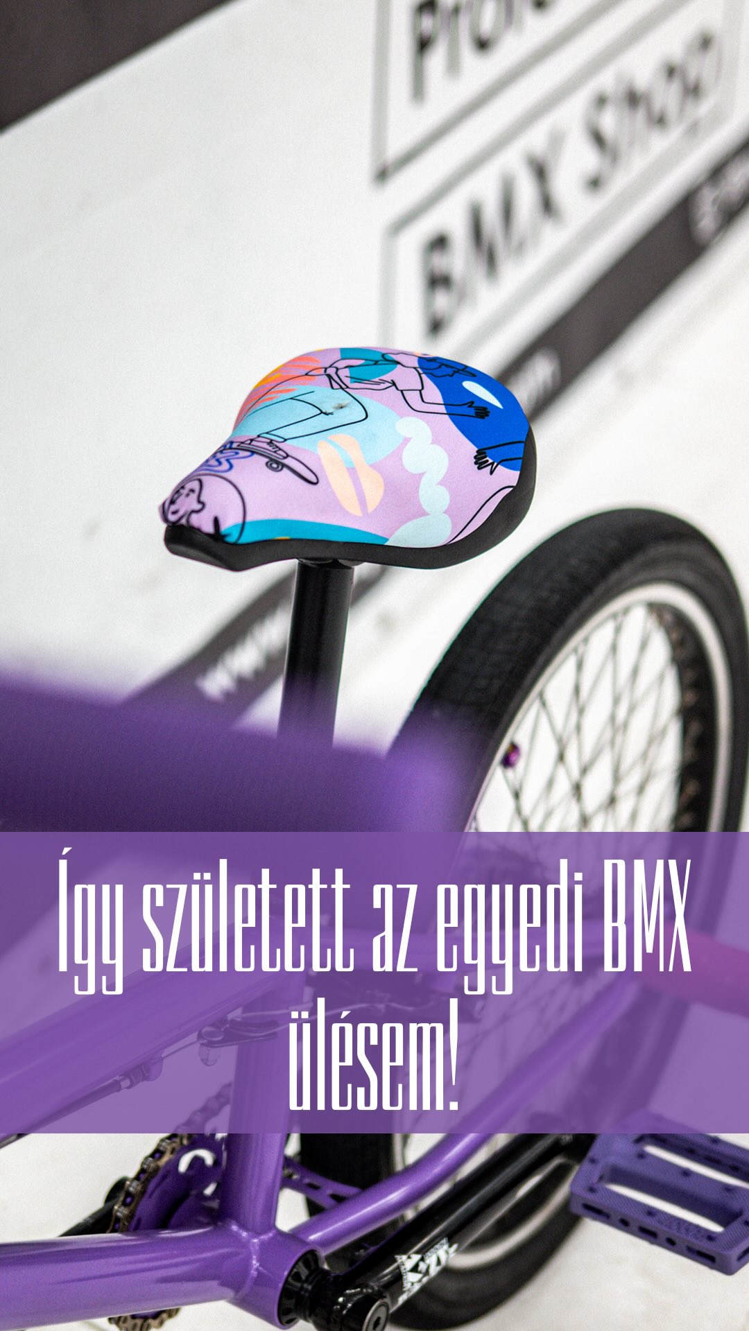 Így született az egyedi BMX ülésem a táskák maradék anyagából! 💜

Az idei első országos BMX versenyen az aranyéremmel nyertem egy ülést is a @fourpegsbmx jóvoltából 😎 - ezúton is köszi Attila 🔥! Az edzőmnek, @robaltonbmx Robnak volt az ötlete, hogy kárpitozzam át az egyik, táskáimhoz használt, saját tervezésű anyaggal. A verseny után új BMX vázam, új bringám lett, és a lila váz igazán megérdemelt egy ilyen ülést.

Szétszereltem az ülést, kiszedtem az eredeti kapcsokat. Levágtam egy nagyobb anyagdarabot, amit előbb - több részletben, várva a száradásra - ragasztással rögzítettem. Ezután kárpitos tűzőgéppel is átmentem a széleken. A felesleges anyagot ekkor vágtam le. Az ülést összeszereltem, majd Rob felszerelte a bringára.

Az új, lila bringámnak igazán egyedi kiegészítője lett, biztos egy versenyen sem jön majd szembe! /// @sportzonese @csirek #diyvideo #bmxflatland #uniquepattern